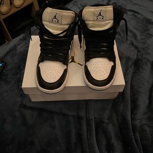 Jordan one mids university blue